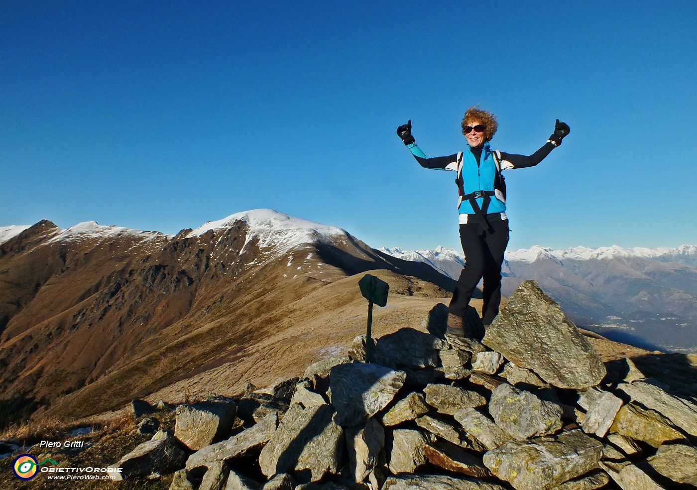 74 In vetta al Bregagnino (1905 m)  con vista in Bregagno.JPG